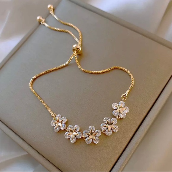 Flower Rhinestone Gold Tone Adjustable bracelet - Picture 4 of 4